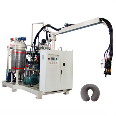 Stroj na výrobu polyuretanové pěny pro autočalounění s automatickým systémem rozprašování činidel
